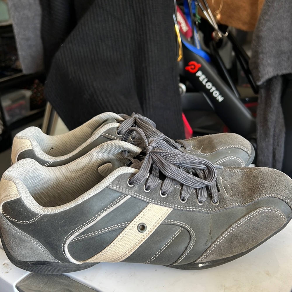 EUC Grey leather Perry Ellis America sneakers size 11